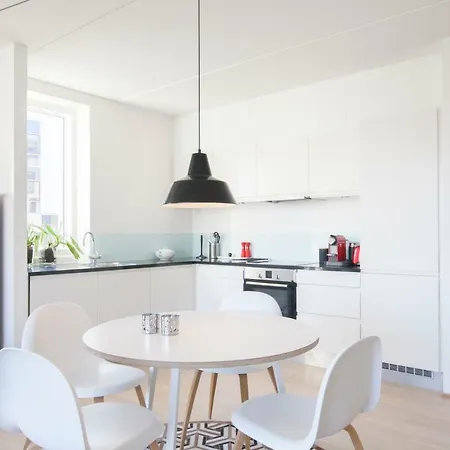 High-end 1 Bedroom With Huge Balcony דירה *